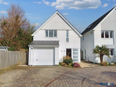 3 bedroom detached house for sale in Leslie Road, Whitecliff, Poole, Dorset, BH14