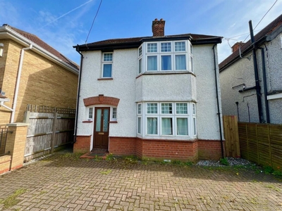 3 bedroom detached house for sale in Rayleigh Road, Hutton, Brentwood, CM13