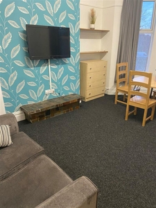 3 bedroom flat for rent in Beverley Road, Hull, HU6