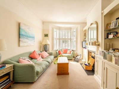 3 Bedroom Flat For Rent In Clapham Park, London