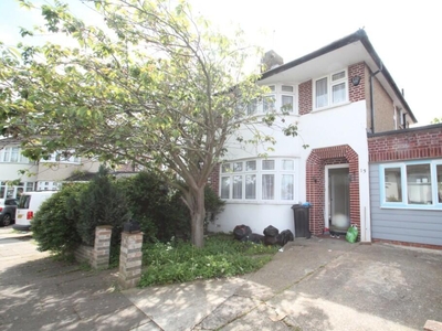 3 bedroom semi-detached house for rent in Merlin Grove, Chigwell, Essex, IG6