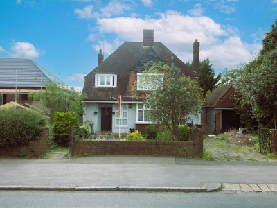 4 bedroom detached house for sale in Old Bedford Road, Luton, LU2