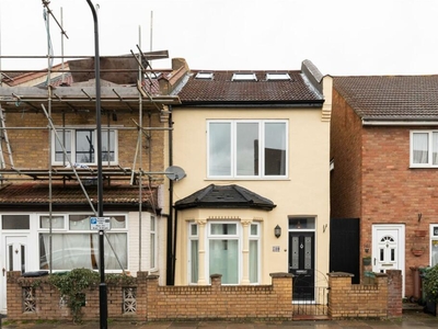 4 bedroom end of terrace house for rent in Bramley Close, Walthamstow, E17