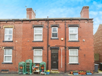 4 bedroom end of terrace house for sale in Nansen Mount, Bramley, Leeds, LS13