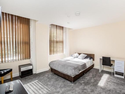 4 Bedroom Flat For Rent In Huddersfield, West Yorkshire