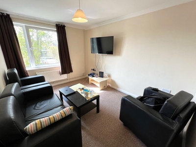 4 bedroom flat for rent in Milverton House, Southsea, PO5
