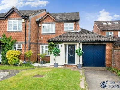 4 bedroom semi-detached house for sale in Fayrewood Chase, Hatch Warren, RG22