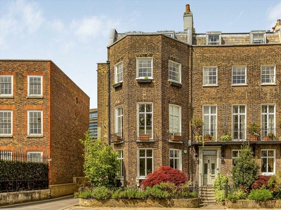 8 bedroom semi-detached house for sale in Kew Green, London, TW9