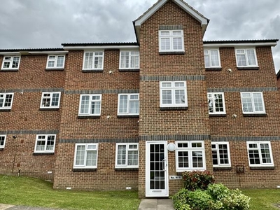 Flat to rent in Abbotsbury Court, Horsham RH13