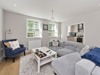 Flat to rent in Cornwall Gardens, London SW7