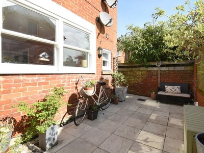 Flat to rent in Hazeley Road, Twyford SO21