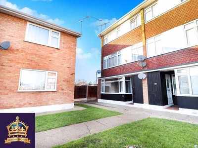 Flat to rent in High Street, Canvey Island SS8