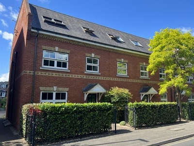 Flat to rent in St. Judes Road, Englefield Green, Egham TW20