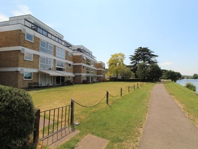 Flat to rent in Thames Side, Staines-Upon-Thames TW18