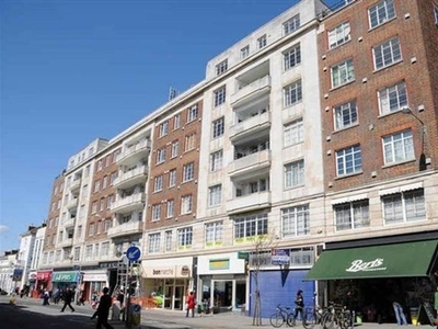 Flat to rent in Western Road, City Centre, Brighton BN1