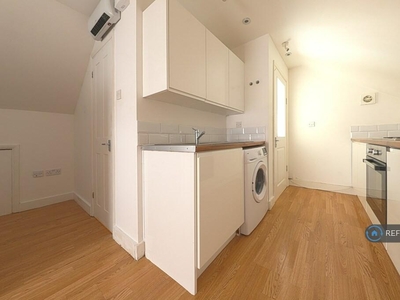 Studio flat for rent in Farwig Lane, Bromley, BR1