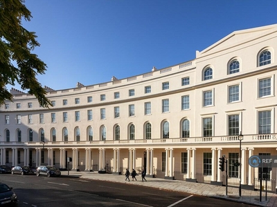 Studio flat for rent in Park Crescent, London, W1B