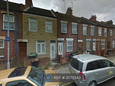Terraced house to rent in Clifton Road, Luton LU1