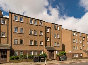 1 bed second floor flat for sale in Newington