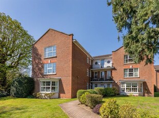 Flat for sale in Phyllis Court Drive, Henley-On-Thames RG9