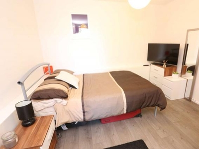 4 Bedroom Shared Living/roommate London London