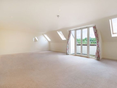 Property for sale in Hampshire Lakes, Oakleigh Square, Yateley Retirement Penthouse Apartment GU46