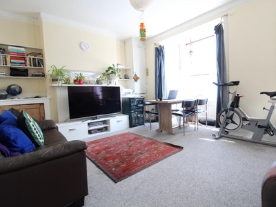 2 bedroom flat for rent in Warleigh Road, BN1