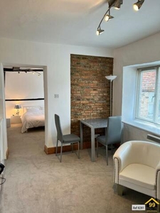 1 Bedroom Flat For Rent In Godalming, Surrey