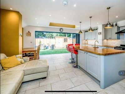 3 Bedroom Semi-detached House For Rent In Farnham Royal