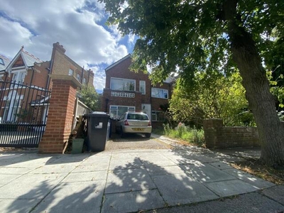 4 Bedroom Semi-detached House For Sale In Ealing, London