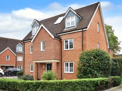 5 Bedroom Detached House For Sale In The Acres, Horley