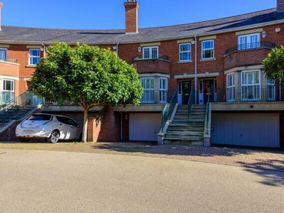 5 Bedroom Town House For Rent In St Ann's Park, Virginia Water