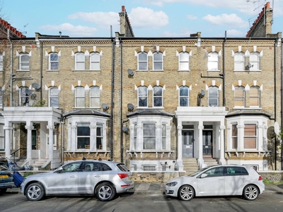 Flat in Gunterstone Road, West Kensington, W14