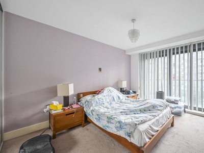 Flat in Millharbour, Isle Of Dogs, E14