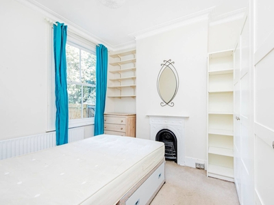 Flat in Roskell Road, West Putney, SW15
