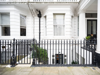 Flat in Southwell Gardens, South Kensington, SW7