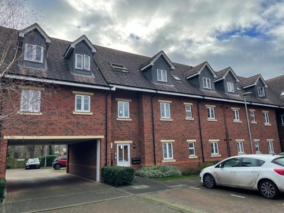 2 bedroom flat for sale in Green Farm Road, Newport Pagnell, MK16