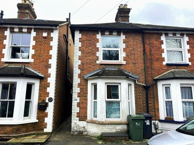 3 bedroom semi-detached house for rent in Chestnut Road, Guildford, GU1