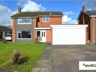 4 bedroom detached house for sale in Fairford Avenue, Evington, Leicester, LE5