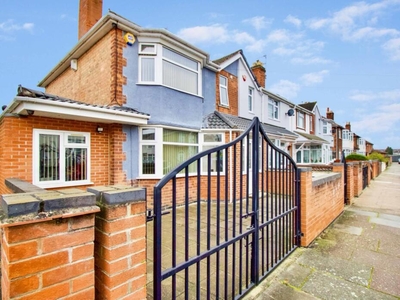4 bedroom semi-detached house for sale in Scarborough Road, Leicester, Leicestershire, LE4