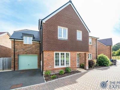 5 bedroom detached house for sale in Orchid Road, Longacre, RG23