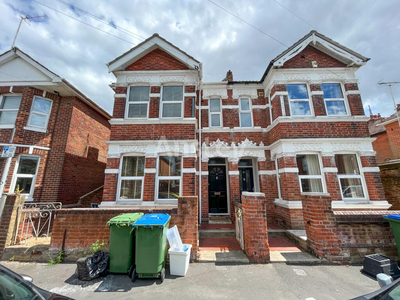 5 bedroom semi-detached house for rent in Coventry Road, Southampton, Hampshire, SO15