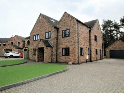 6 bedroom detached house for rent in Abbeyfield Court, Hatfield, Doncaster, South Yorkshire, DN7