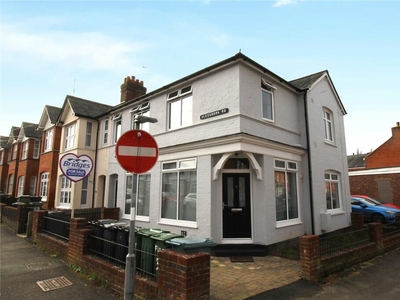 6 bedroom end of terrace house for sale in Alexandra Road, Basingstoke, Hampshire, RG21