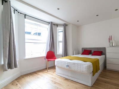 Stylish ensuite room to rent in Kilburn, London