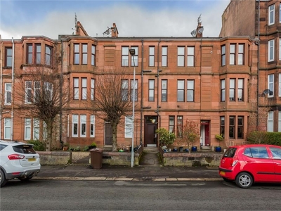 2 bed top floor flat for sale in Paisley