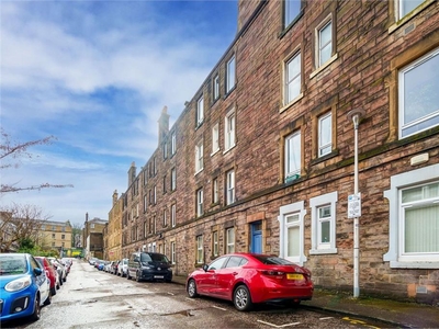 3 bed first floor flat for sale in Abbeyhill