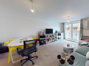 3 bedroom flat for rent in Kingscote Way, BN1