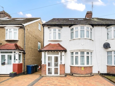 4 Bed House For Sale in Finchley, London, N3 - 5274450