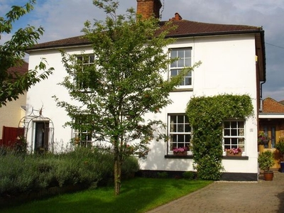 Cottage to rent in Stoke Fields, Guildford GU1